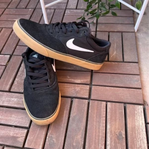 Nike SB - Säljer mina Nike SB som endast blivit ända max 5 gånger.                                                                   Säljes Pga fel färg.                                             Storlek 42,5