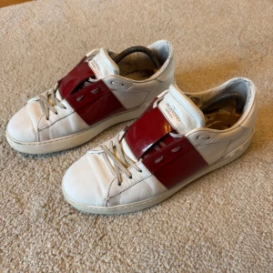 Valentino Skor - Valentinos i smakfullt vinrött. Använda men i generellt bra skick.