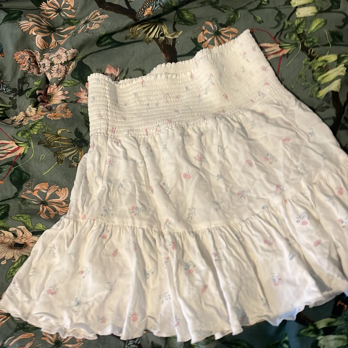 Vit blommig kjol