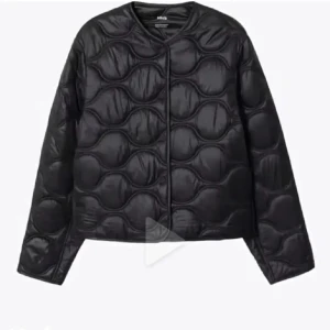 Svart quiltad jacka från mango - Snygg svart quiltad jacka från mango med rund hals och knäppning fram. Den är långärmad och har en stilren design som passar till många olika outfits. Bara användt ett fåtal gånger. Priset är inte hugget i sten