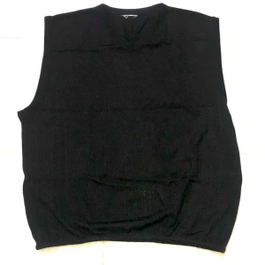Vintage svart stickad väst - Snygg svart stickad väst med v-ringning. Skulle säga att den är strl XL.