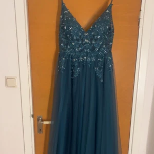 Balklänning - Jag säljer nu min fina balklänning från JJ’s house som är använd vid ett tillfälle och har inga som helst defekter.💕Jag köpte den för ca 3000kr och säljer den nu för 1900kr (pris kan diskuteras)💕Eftersom att den är skräddarsydd med mina egna mått så vet står det ingen storlek i den, men den motsvarar ungefär storlek 38💕Vid intresse kan jag skicka alla exakta mått!