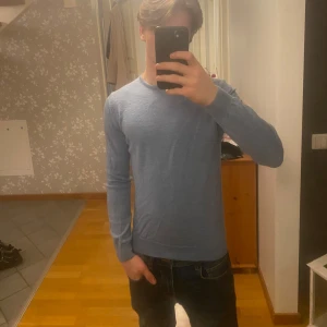 Blå tröja från Stenströms - Säljer en stilren blå tröja från Stenströms. (Merinoull) är strl M men sitter som S. Nypris 1500