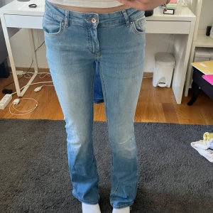 Lågmidjade jeans - Lågmidjade jeans från only. Midja storlek M och längd storlek 34. Säljer då de tyvärr är förstora i midjan. Endast använda en gång. Luktar lite klorin från tillverkning, men går troligtvis bort i tvätten