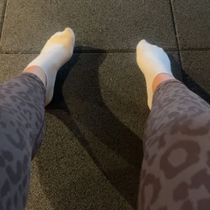 Bruna leopardmönstrade leggings M - Säljer ett par bruna leggings med leopardmönster i mörkare toner. De har hög midja och är tillverkade i stretchigt material med 92% polyamid och 8% elastan. Perfekta för dig som gillar att sticka ut med djurmönster och vill ha bekväma tights till gymmet eller chill. Bara använda fåtals gånger 