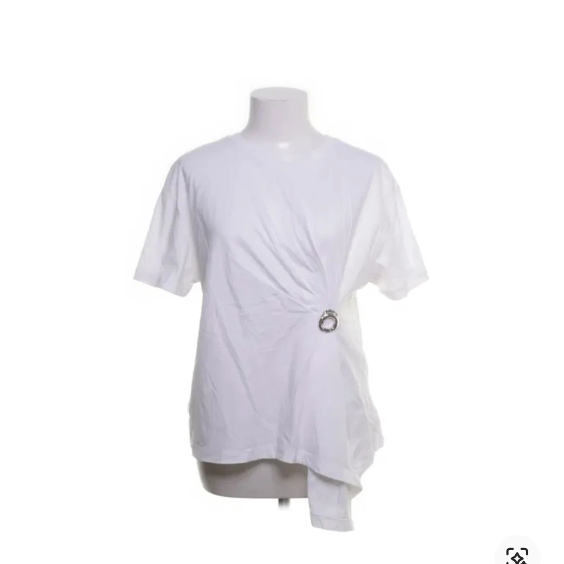 Vit t-shirt med ringdetalj