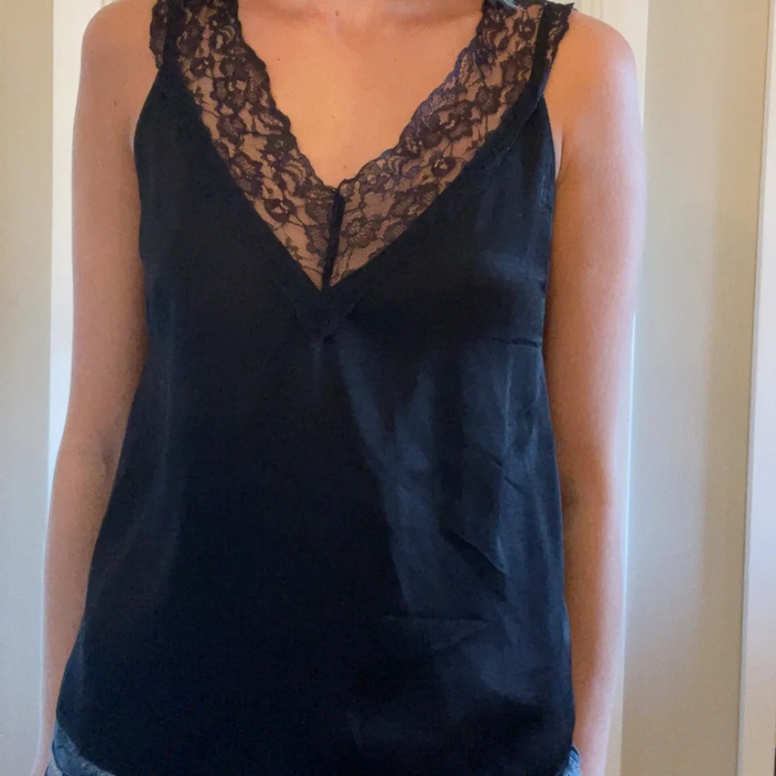 Svart linnetopp med spetsdetalj - 2