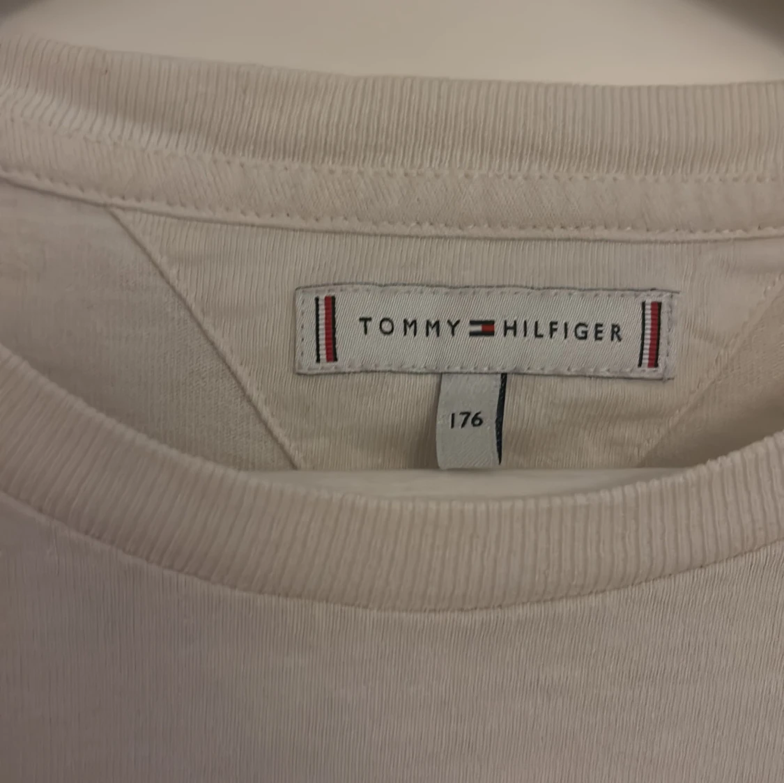Vit t-shirt från Tommy Hilfiger - 1