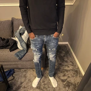 Blå slitna jeans  - Säljer ett tvär feta blå jeans med slitningar från Crocker | Midja/lägnd : 28/32 | Hör av er för frågor ✌️