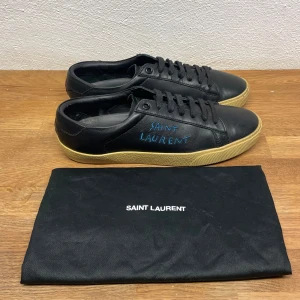 Saint Laurent skor - Tja, säljer dessa feta saint Laurent skorna  mycket bra skick 9/10 storlek 38 passar 39-40, dustbag medföljer vid köp// hör av er vid funderingar