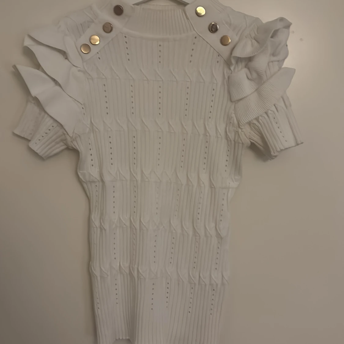 Vit stickad blus med volang från raglady