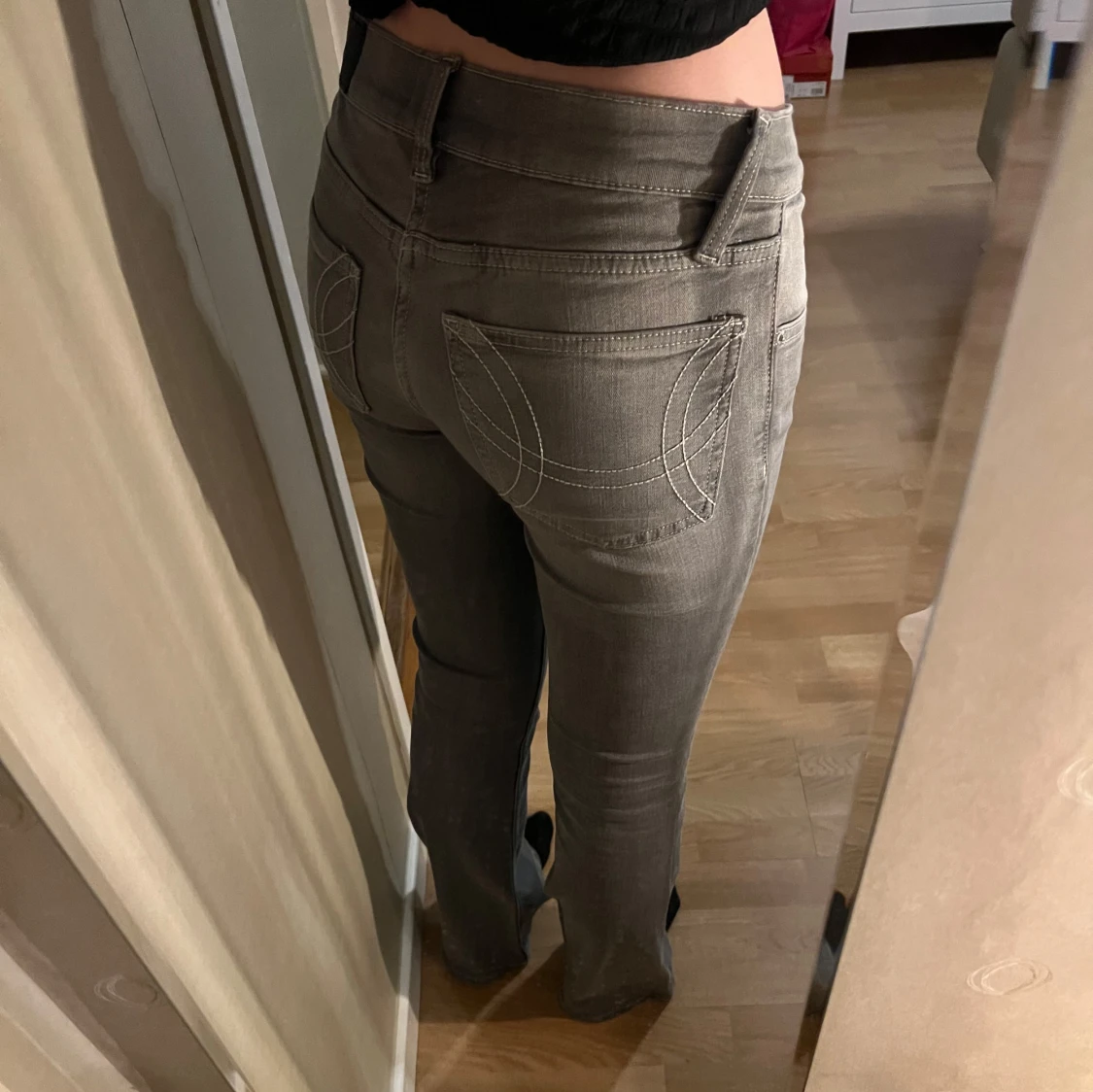 Gråa snygga bootcut jeans Ginatricot - 2