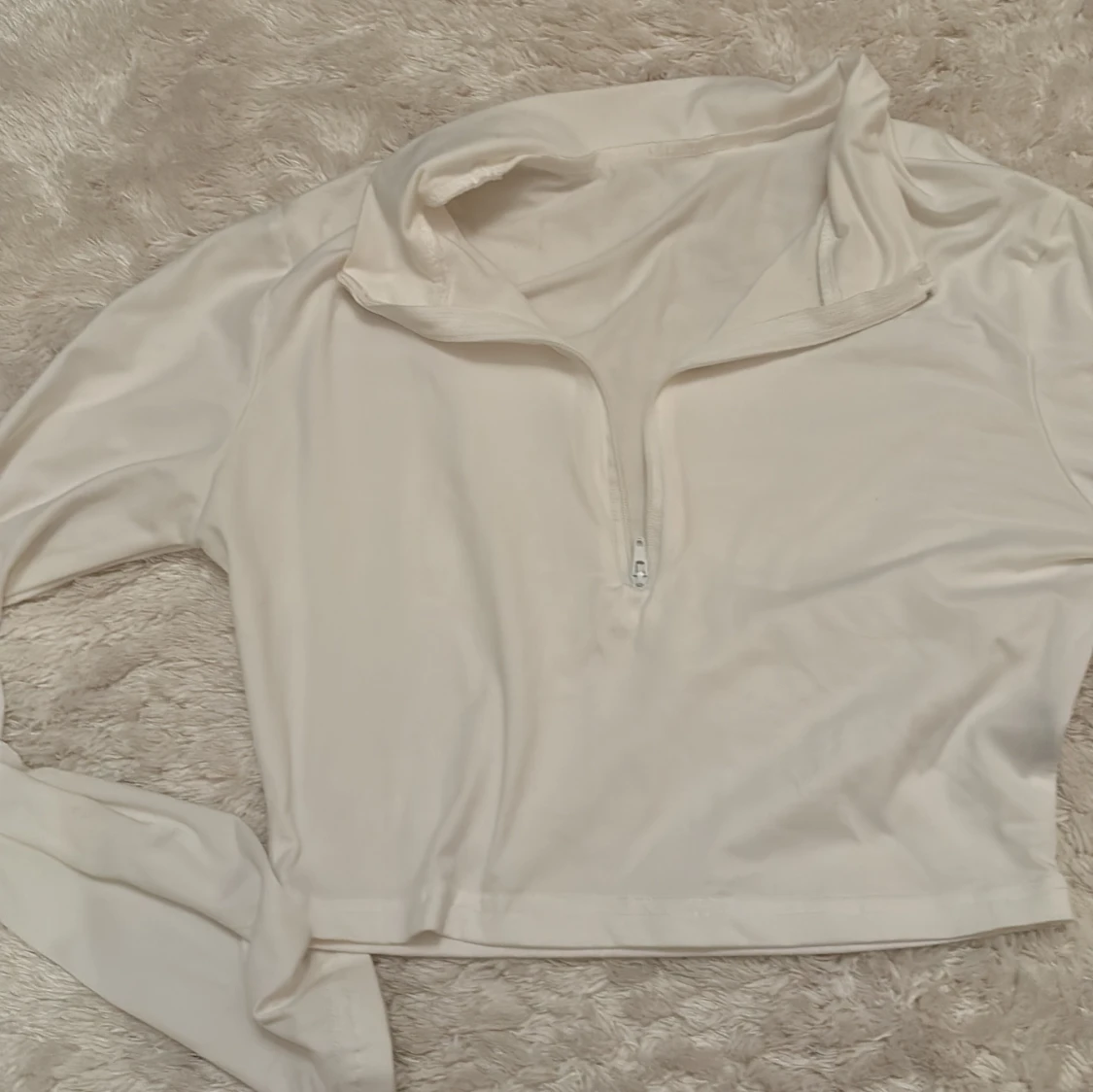 Vit croppad långärmad polotopp