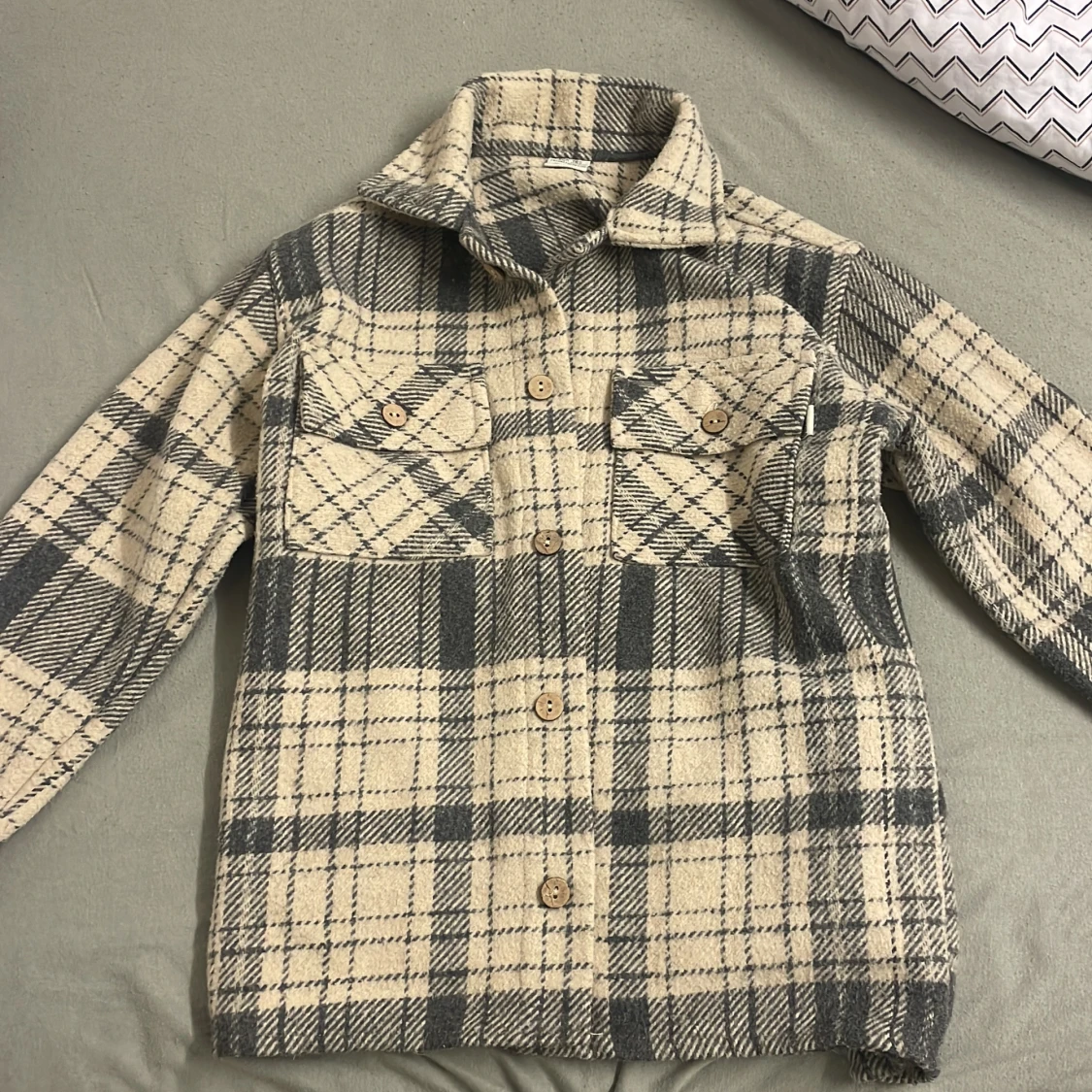 Rutig overshirt i beige och grå