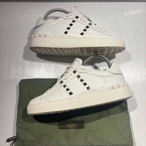 Valentino skor  - Hej! Säljer nu mina skor från märket Valentino , storlek 36 bra skick, allt på bilden ingår. Tveka inte på att höra av dig om du har frågor eller funderingar kring skorna! 
