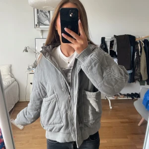 Grå höstjacka - Grå jättefin höstjacka!! Köpt i london för ett halvår sen och väldigt lite använd. 🥰🥰