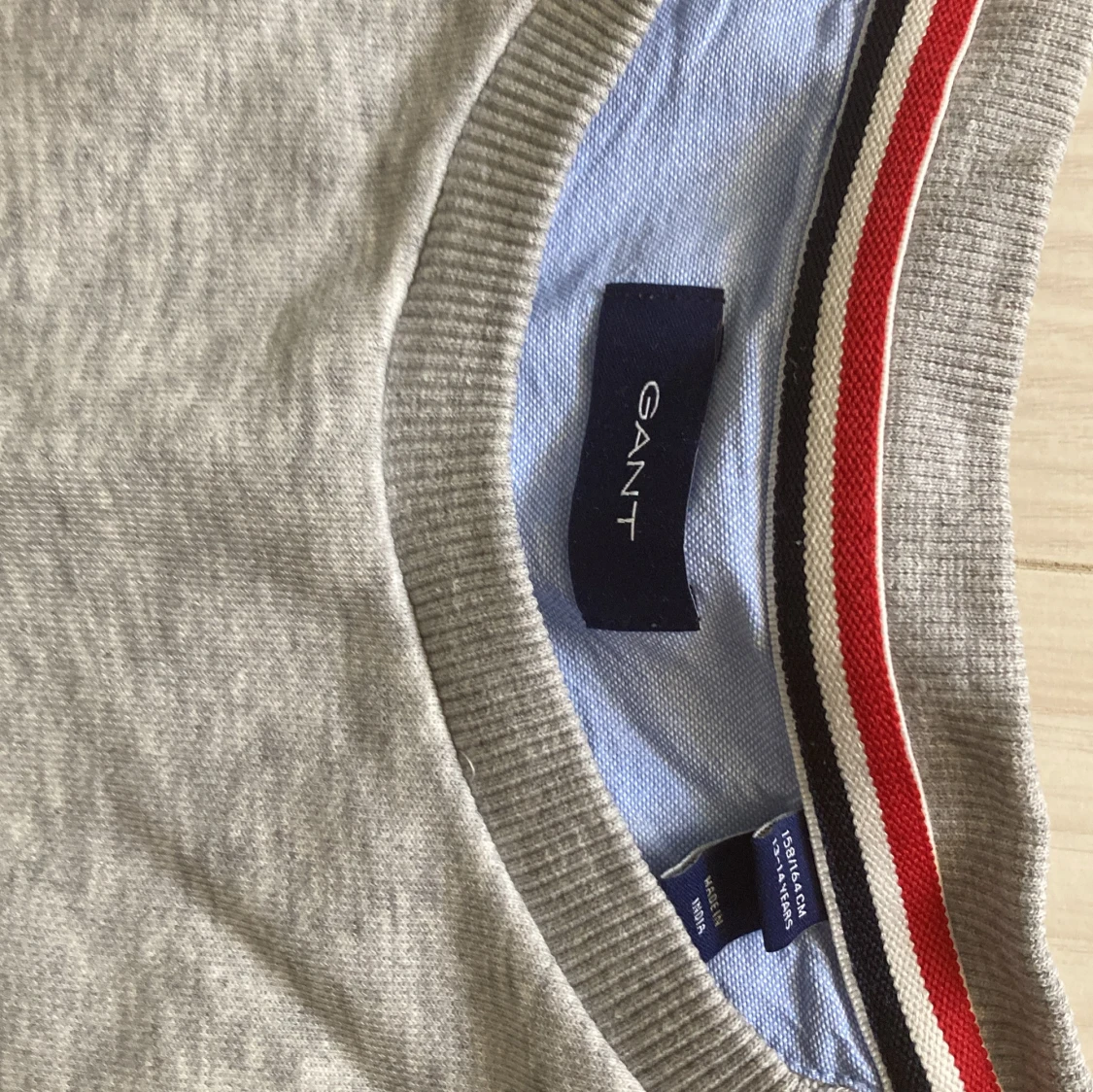 Grå sweatshirt från GANT - 2