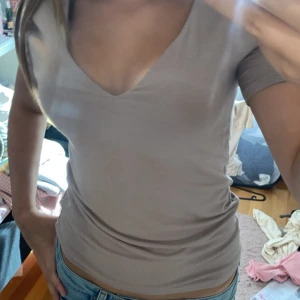 Beige v-ringad t-shirt från Amisu - Snygg beige t-shirt från Amisu i storlek S.