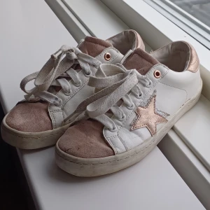 Vita sneakers med stjärna - Snygga vita och rosa stjärnsneakers med märket "next", använda men i gott skick. Stl 35.5⭐️
