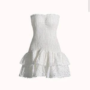 Vit klänning - Supersöt vit axelbandslös kortklänning, säljer pga att jag inte använder den💕inga defekter alls och använd endast en gång, skriv privat för bild på! Köpt för 550kr