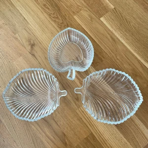 Glasskålar i lövform - Tre vackra lövformade skålar i klarglas 