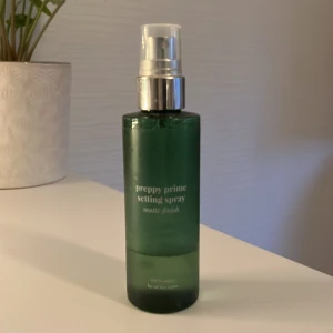 HICKAP Preppy Prime Setting Spray Matte - Grön flaska med silvrig spraypump,  HICKAP Preppy Prime Setting Spray med matt finish. 100% vegansk och passar alla hudtyper. Perfekt för att fixera sminket och ge en fräsch, matt look hela dagen. På bild ser man hur mycket det är kvar. Pris går o diskutera. Skriv vid frågor