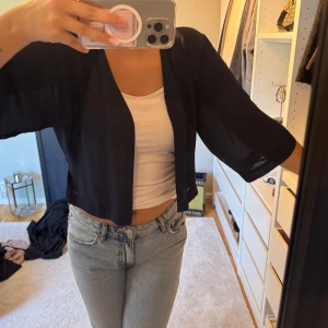 Marin blå bolerotopp - Säljer en marin blå luftig bolerotopp från Holly & White. Toppen är i ett tunt material. 