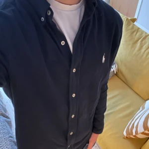 Ralph Lauren skjorta - Säljer nu denna feta Ralph lauren skjortan i riktigt bra skick. Storlek: M. Nypris: 1799kr. Mitt pris: 549kr. Skriv vid frågor eller för fler bilder! 🤩