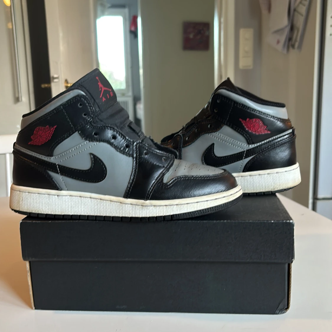 Nike Air Jordan 1 Mid svart/grå 37.5