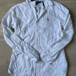 ralph lauren skjorta - modell| slim fit| storlek m| skick 9,5/10 som ny| pm för mer info