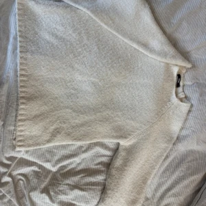 Vit oversized stickad tröja Bikbok - Jätte skön stickad tröja från bikbok, skriv om ni har frågor💕