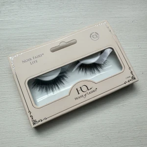 House of Lashes Noir Fairy Lite fransar - Noir Fairy Lite lösögonfransar från House of Lashes. Nypris 229kr