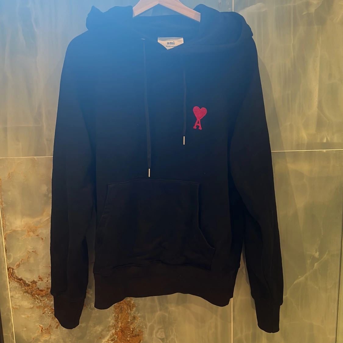 Svart hoodie från Ami Paris med röd logga