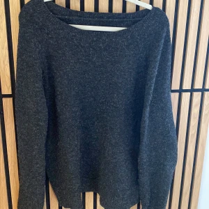 stickad tröja - jätte fin stickad tröja, liten i storleken så mer som en storlek M 