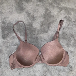 Lindex Bh - Bh i storlek 75A från Lindex. Den är normalt använd utan några defekter. Har klippt bort lapparna men vet att det är storlek 75A då jag har fler av samma bh i olika färger!