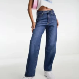 Nya Levi's Baggy jeans strl 28/33 - Säljer ett par klassiska Levi's 501 jeans i blå denim med wide fit och rak siluett. Hög midja och fem fickor, snygga kontrastsömmar och Levi's patch bak. Perfekt för dig som gillar en avslappnad och trendig look.