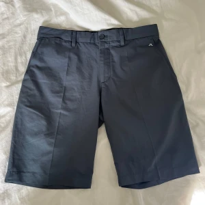J.LINDEBERG SHORTS - Golfshorts från märket J.Lindeberg i storlek 31. Knappt använda väldigt bra skick. 