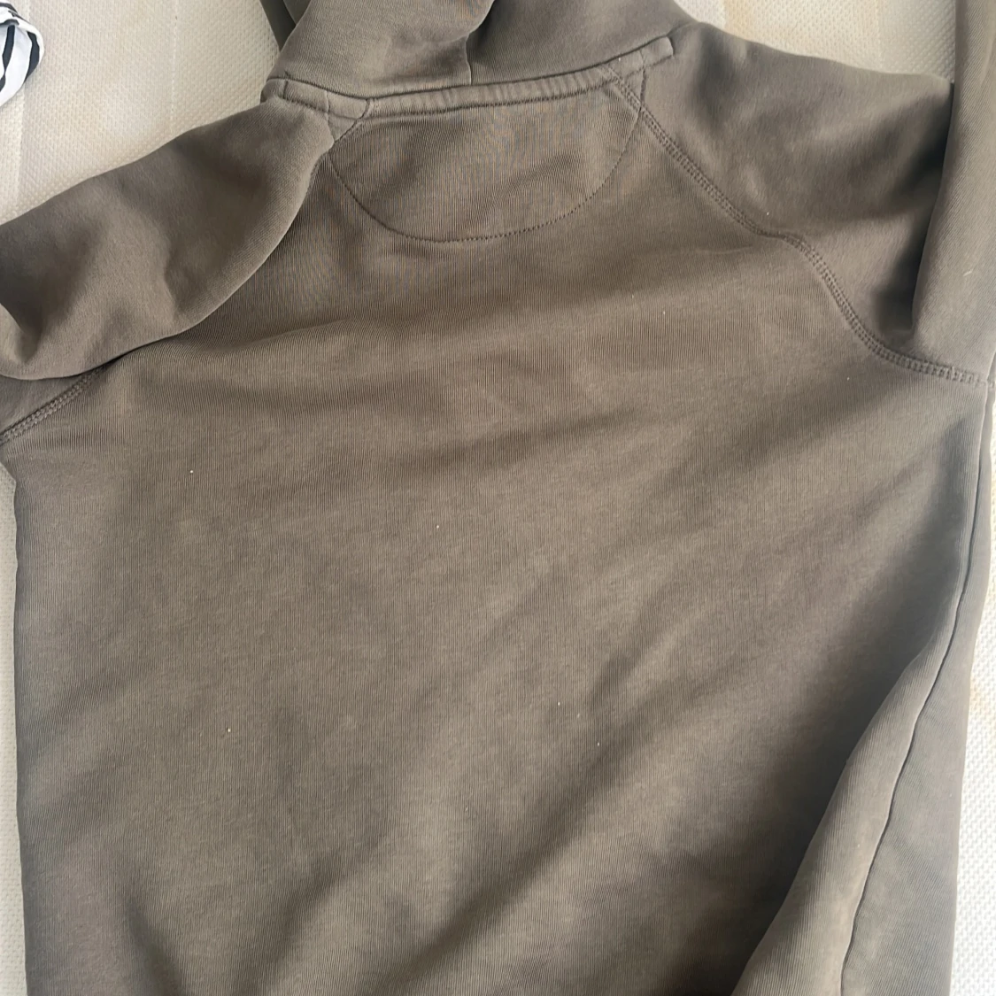 Olivgrön hoodie från GANT med brodyr - 1