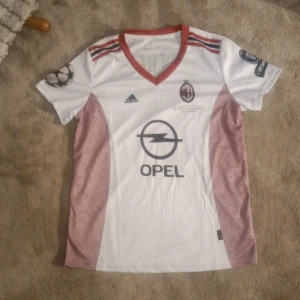 Ac Milan fotbollströja  - 3 för 2 på fotbollströjorna på min profil. En AC Milan tröja med Shevchenko på ryggen. Tröjan är från säsongen 02/03. Riktig retro för dig som gillar det. Sitter bra i stoleken och bra skick på den. Skriv om det är nått du undrar 