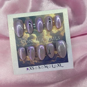 Whiplash (XS);Short Almond - Handgjorda press-on naglar i rosa med skimrande glittereffekt och detalj av Asepa medlemmar + logo på vissa naglar. Naglarna har en kort mandelformad design och kommer i XS: 14 mm, 11 mm, 11,5 mm, 10 mm, 8 mm. Perfekt för dig som vill ha snygga naglar snabbt och enkelt.