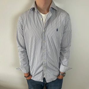 Ralph lauren skjorta | M  - Randig Ralph Laurie skjorta | M | fint skick och inga defekter| modellen på bilden är ca 180 cm | om du har frågor tveka då inte på att höra av dig🙌 | 