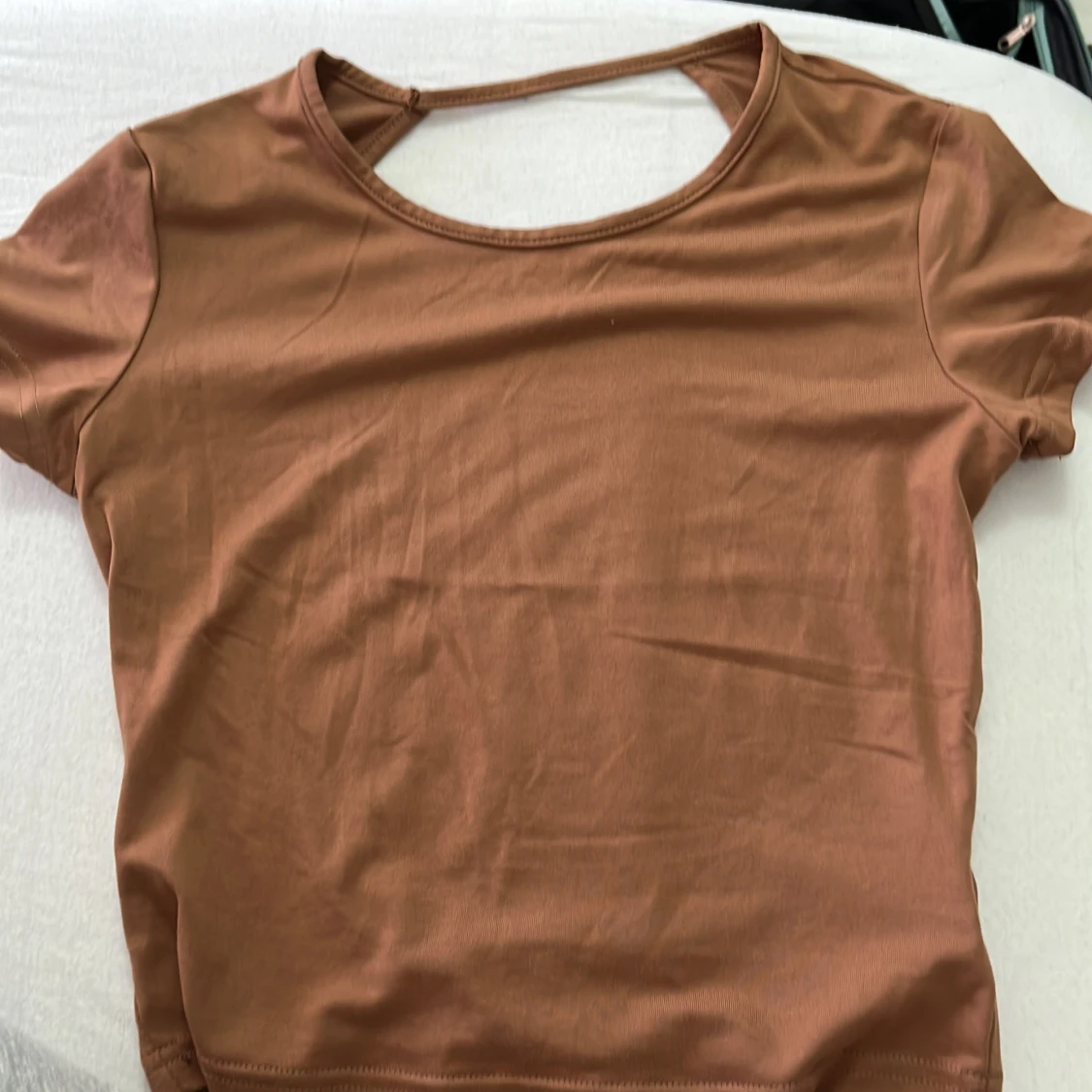 Brun t-shirt med öppen rygg - 1