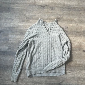 Grå kabelstickad tröja från Gant - Säljer en grå half zip tröja från gant, riktigt bra skick✨ och storlek 170cm.