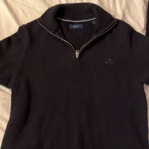 Gant halvzip - En stilren halvzip i färgen marinblå från gant i nytt skick utan defekter, storlek small. Ny pris är 999. Kontakta om intresse!😊