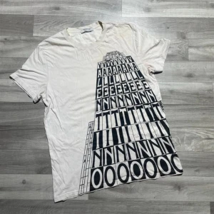 Valentino T-shirt  - Väldigt unik och snygg inga defekter 