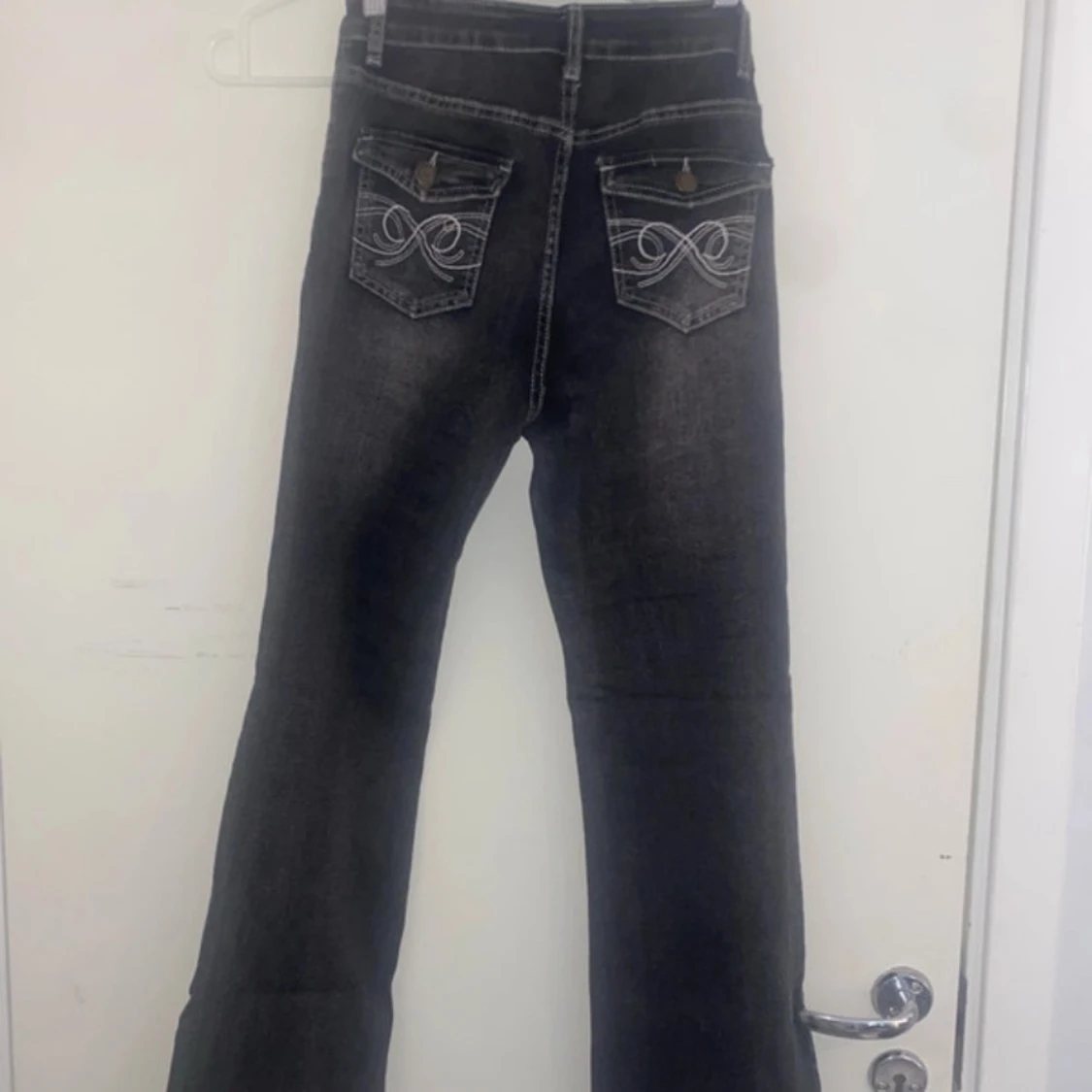 Mörkgråa jeans som går utåt där nere - 3