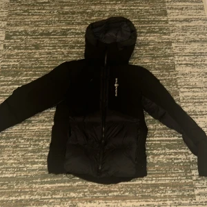 Sail racing Vinter jacka - Säljer en fin sail racing jacka, perfekt inför vintern, härligt och varmt med drygt 5 fickor 4 på utsidan och 1 inne, samt är den varm och skön men med en liten tuch på mörk grå i insidan! Nästan ny men använt lite fortfarande helt frash ny köpt för 4000kr typ, pris går att diskutera genom snabba affärer 