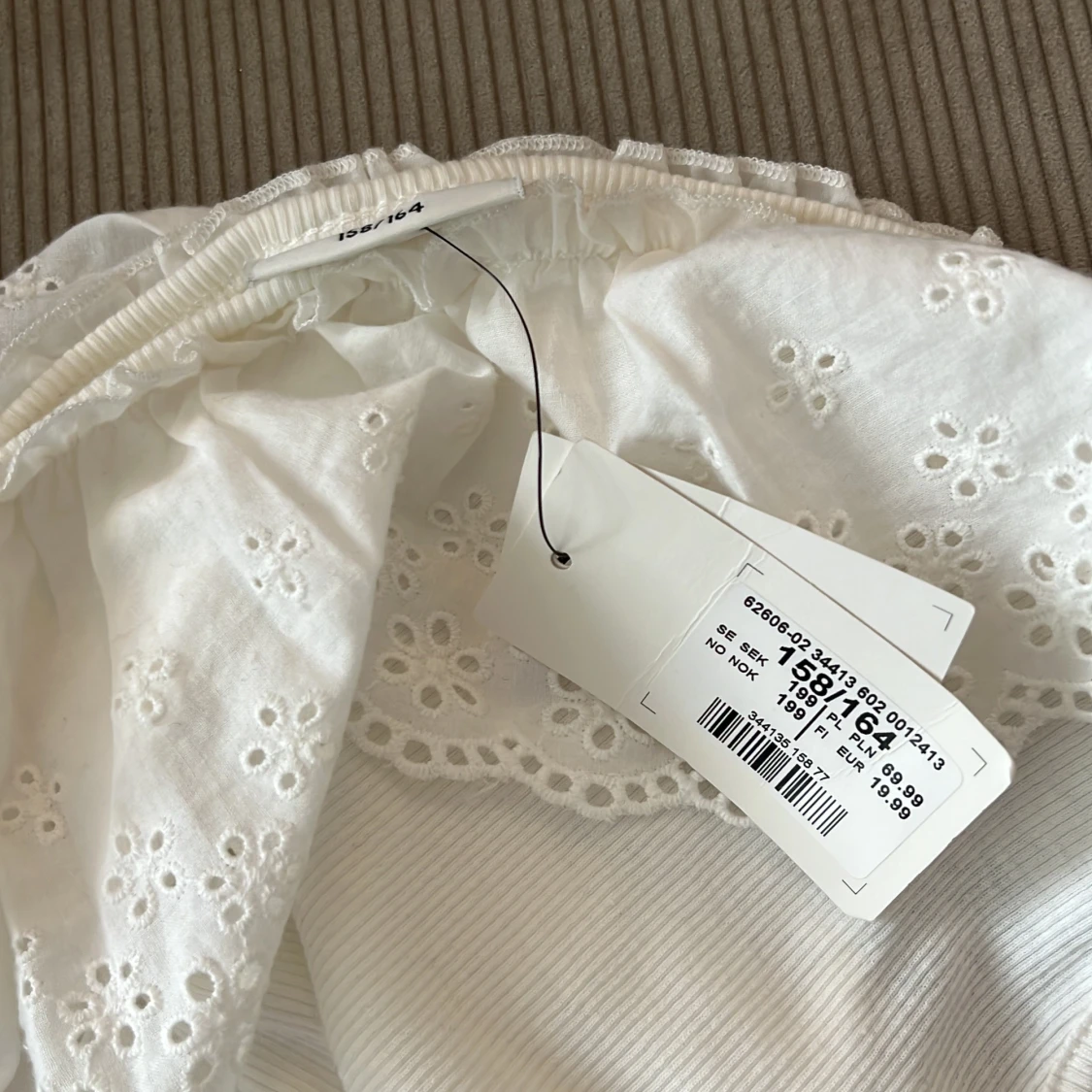 Vit offshoulder topp med volang från Kappahl  - 2