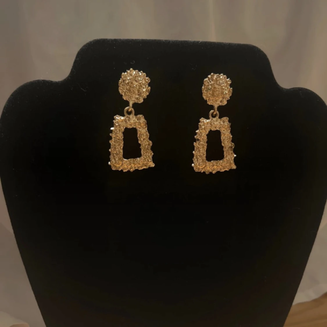 Guldiga statement örhängen