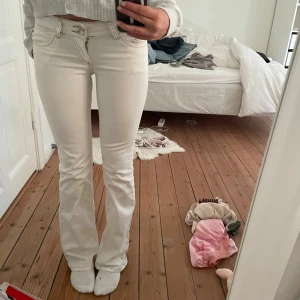 Vita jeans från Nelly - Säljer ett par snygga bootcut jeans från Nelly i ljus vit färg. Super fina mina favorit jeans men de passar inte längre 🥰🥰 Storlek 34!!! Pris kan diskuteras🫶🏻🫶🏻Typ aldrig använt